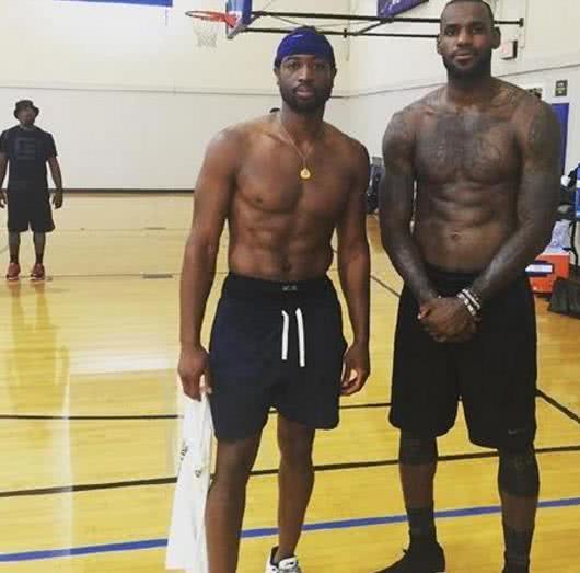 他在更衣室 他在更衣室