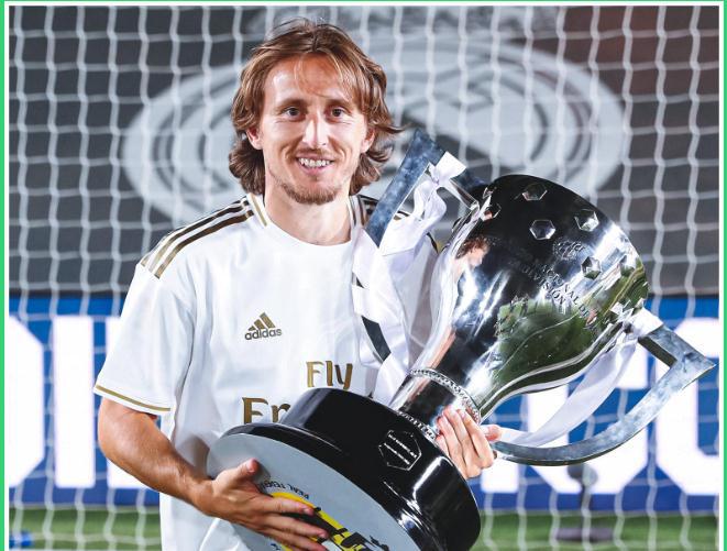 着奖杯与奖 着奖杯与奖