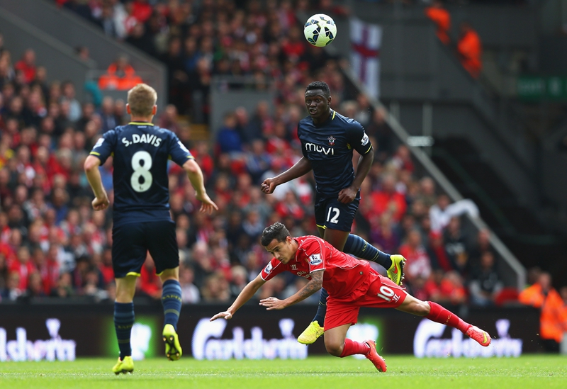 卖光主力却逼近欧冠区，英超黑马浮出水面！小球会操作，维拉服了